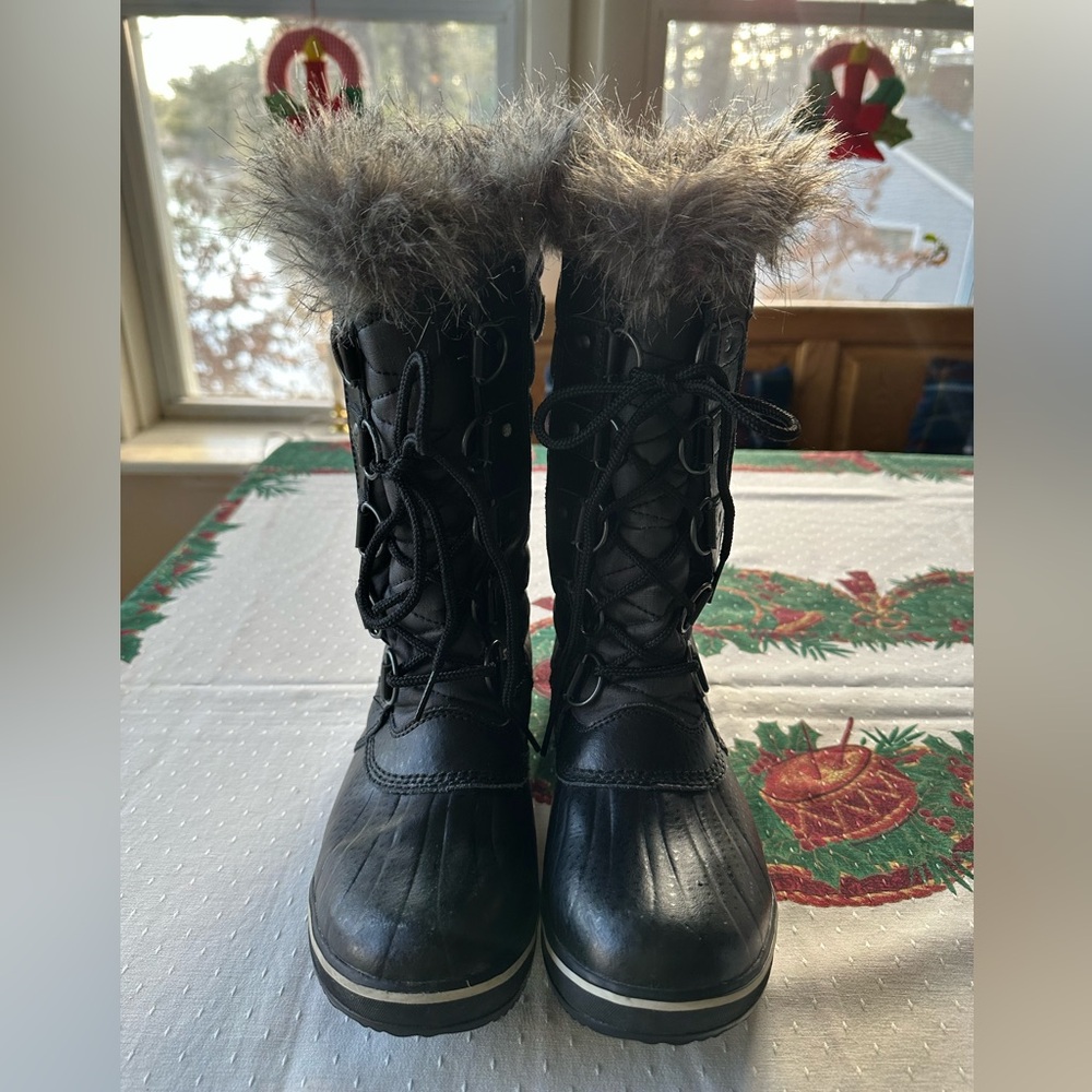 Sorel winter boots. Size 7.5 women’s. Warm and in new condition.